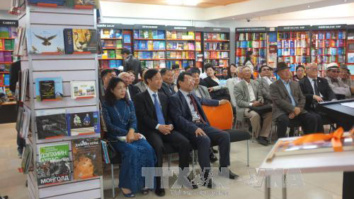 Profesor de Mongolia publica libro sobre el Presidente Ho Chi Minh